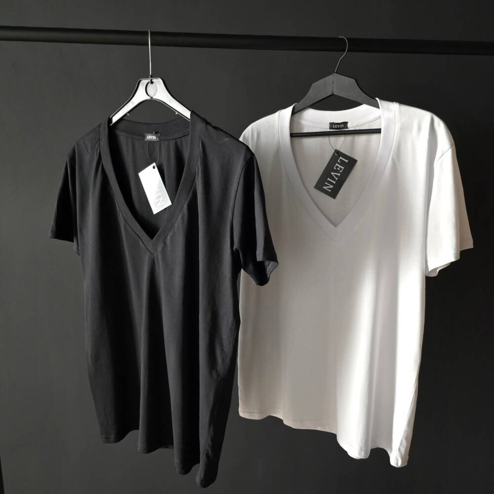 𝐏𝐥𝐮𝐧𝐠𝐞 𝐕-𝐧𝐞𝐜𝐤