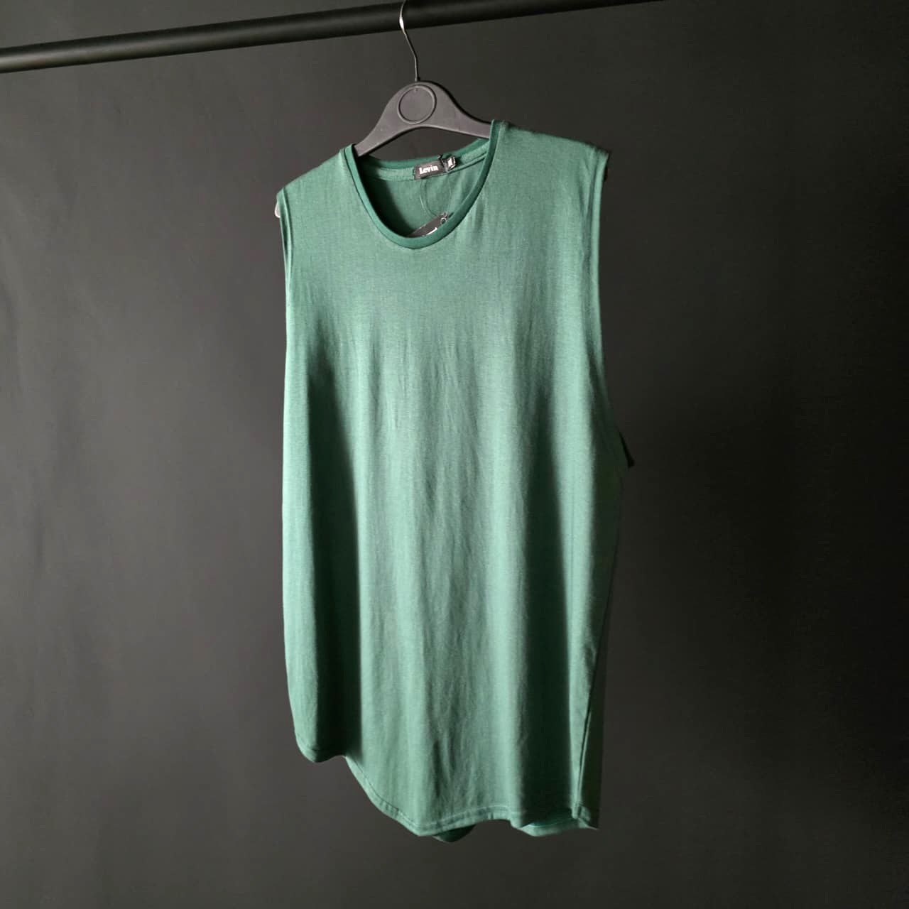 𝐒𝐡𝐚𝐫𝐩 𝐜𝐮𝐫𝐯𝐞𝐝 𝐬𝐥𝐞𝐞𝐯𝐞𝐥𝐞𝐬𝐬 𝐫𝐨𝐮𝐧𝐝 𝐧𝐞𝐜𝐤